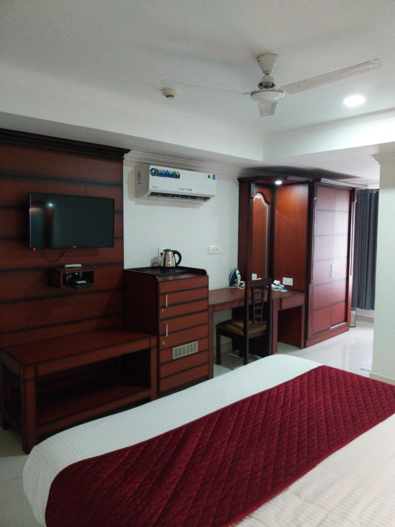 Hotel Savera Park Thrissur Exterior foto